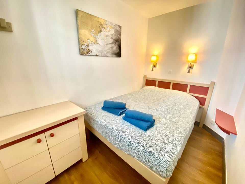 Bed, Bedroom, towels