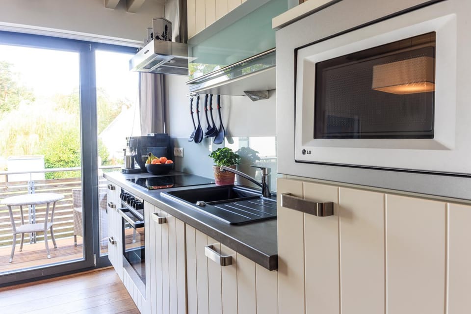 Kitchen or kitchenette, dishwasher, stove