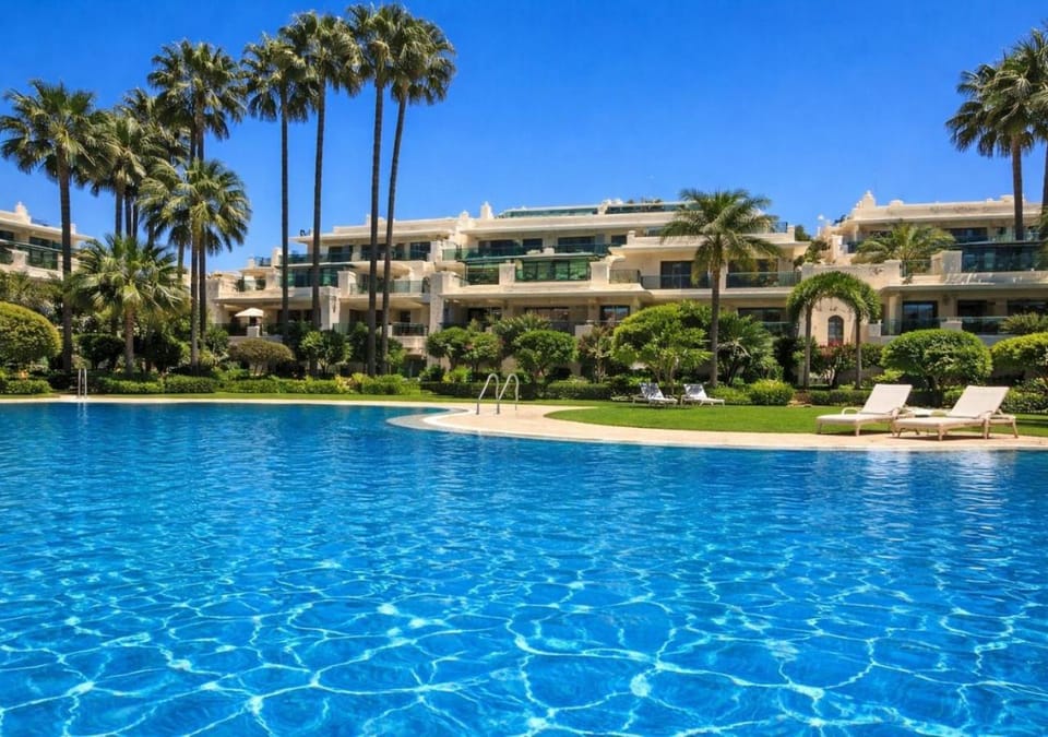 Property building, Garden, Garden view, Pool view, Swimming pool, Swimming pool, sunbed