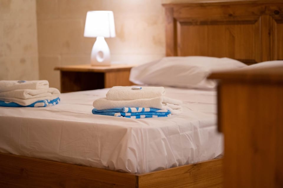 Bed, Bedroom, towels, towels