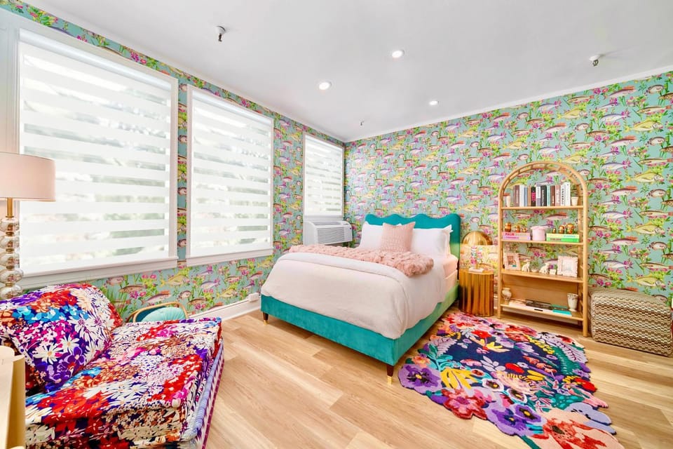 King Bed Mermaid suite - heart of Palm Beach, free parking included Apartment in Palm Beach