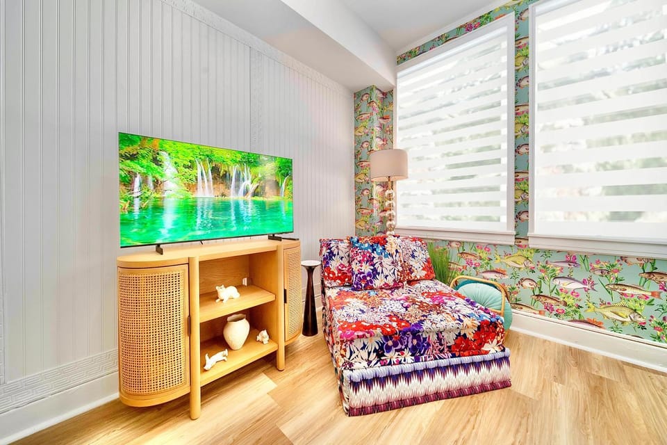 King Bed Mermaid suite - heart of Palm Beach, free parking included Apartment in Palm Beach