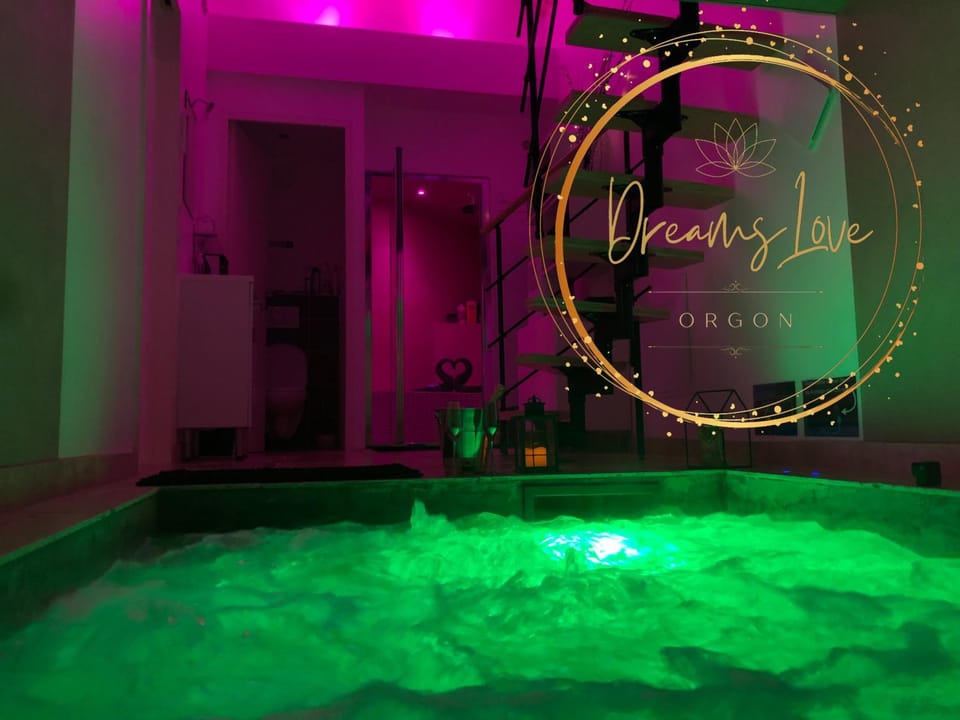 Appartement Love room avec jacuzzi et hammam privatisé Lieu insolite en amoureux Spa détente assurée avec de doux massages en options sur demande Apartment in Provence-Alpes-Côte d'Azur