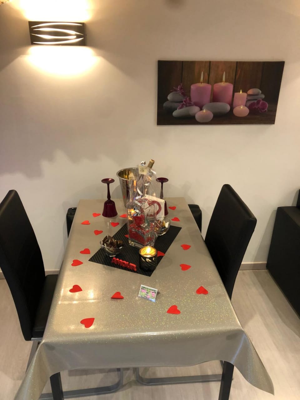 Appartement Love room avec jacuzzi et hammam privatisé Lieu insolite en amoureux Spa détente assurée avec de doux massages en options sur demande Apartment in Provence-Alpes-Côte d'Azur