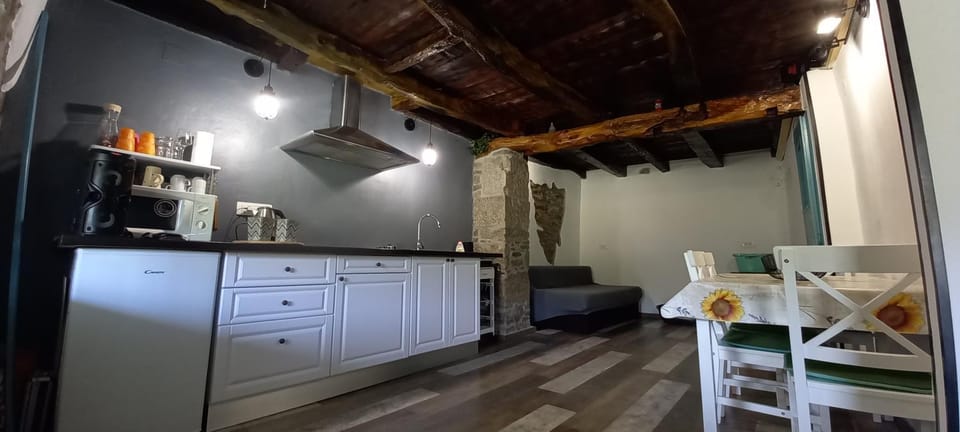 Kitchen or kitchenette, Dining area, minibar, stove