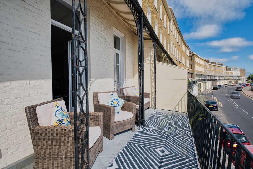 Beach View: Stunning sea view & balcony apartment Apartment in Ramsgate