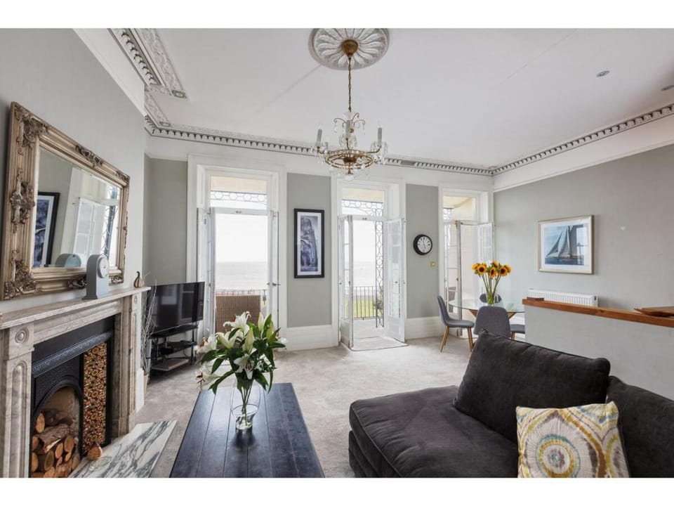 Beach View: Stunning sea view & balcony apartment Apartment in Ramsgate