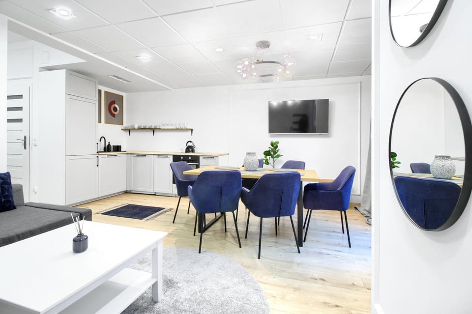 TV and multimedia, Kitchen or kitchenette, Living room, Seating area, Dining area