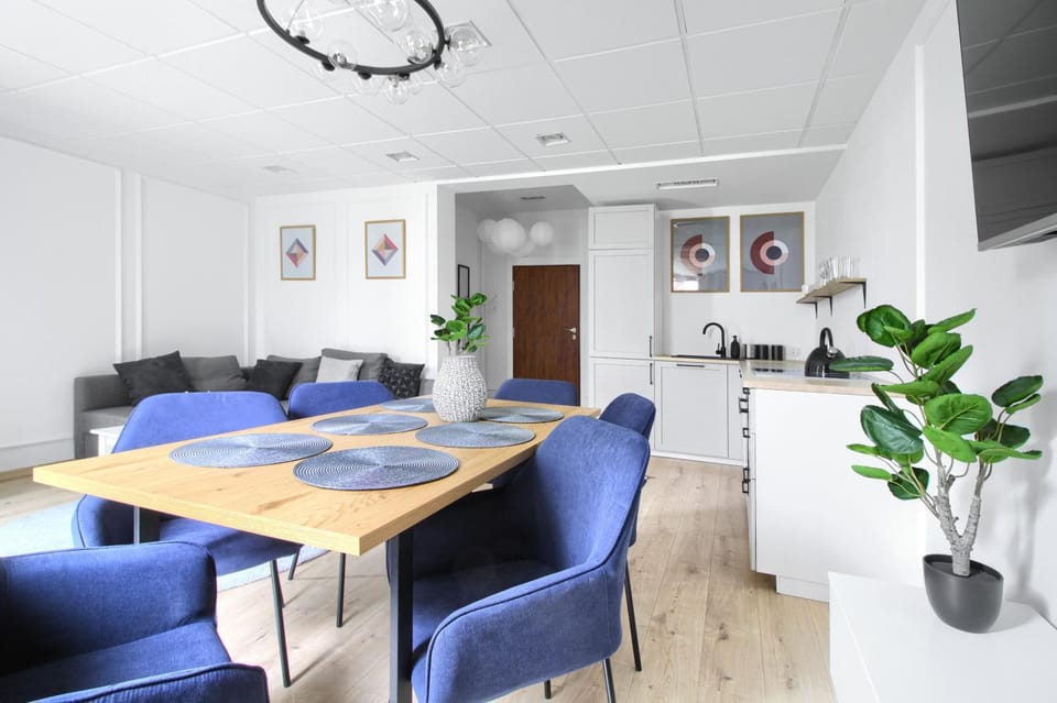 TV and multimedia, Kitchen or kitchenette, Living room, Seating area, Dining area