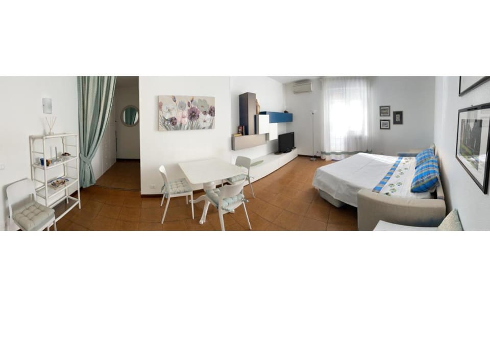 Bed, TV and multimedia, Photo of the whole room, Dining area, Bedroom, Lunch, Dinner