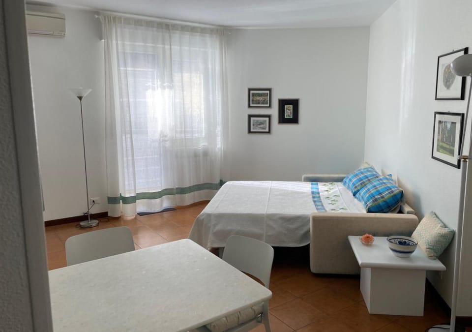 Bed, Day, Living room, Photo of the whole room, Seating area, Bedroom