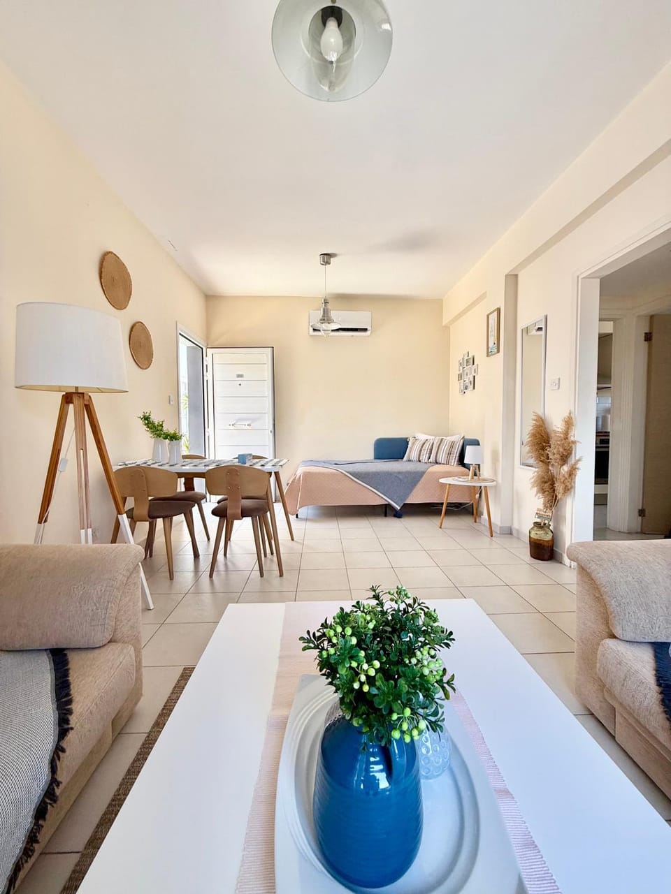 Bed, Seating area