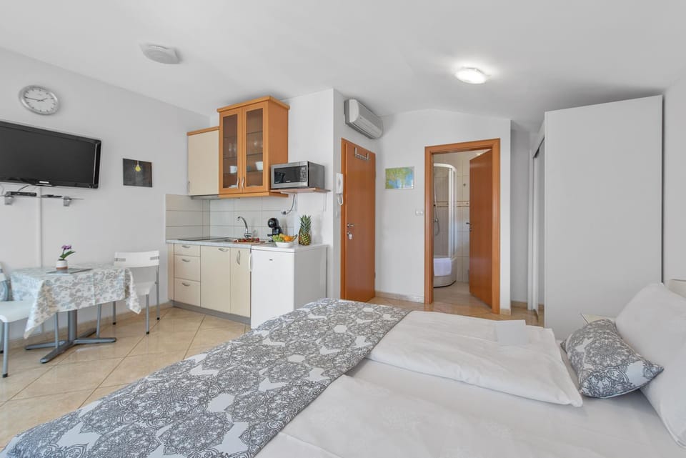 Bed, Kitchen or kitchenette, Photo of the whole room, Seating area, Dining area, Bedroom, minibar, stove