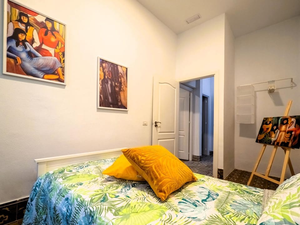 Photo of the whole room, Bedroom