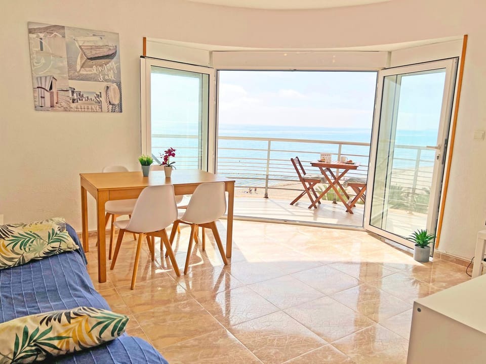 Natural landscape, View (from property/room), Balcony/Terrace, Living room, Seating area, Dining area, Sea view