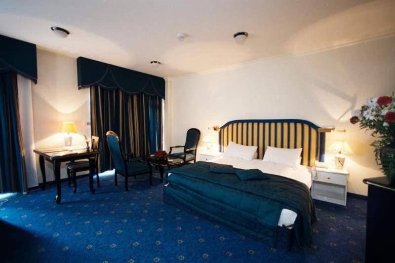 Bed, Photo of the whole room, Seating area