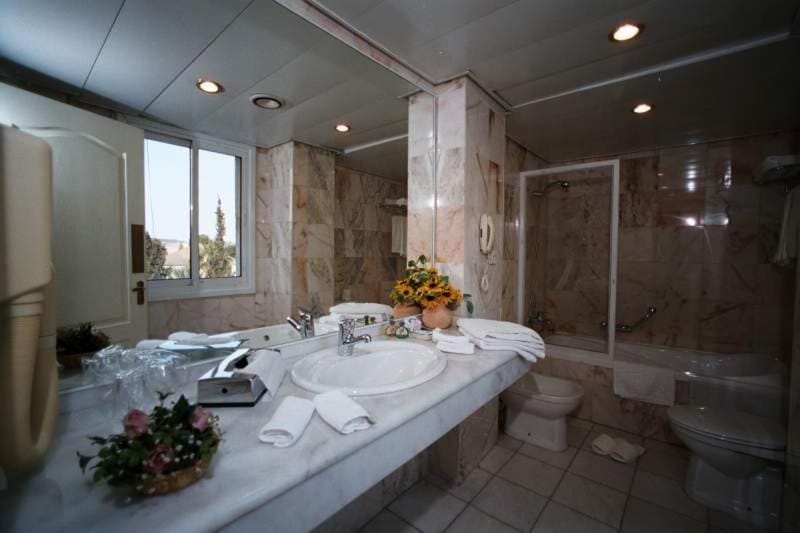 Shower, Toilet, Bathroom, towels
