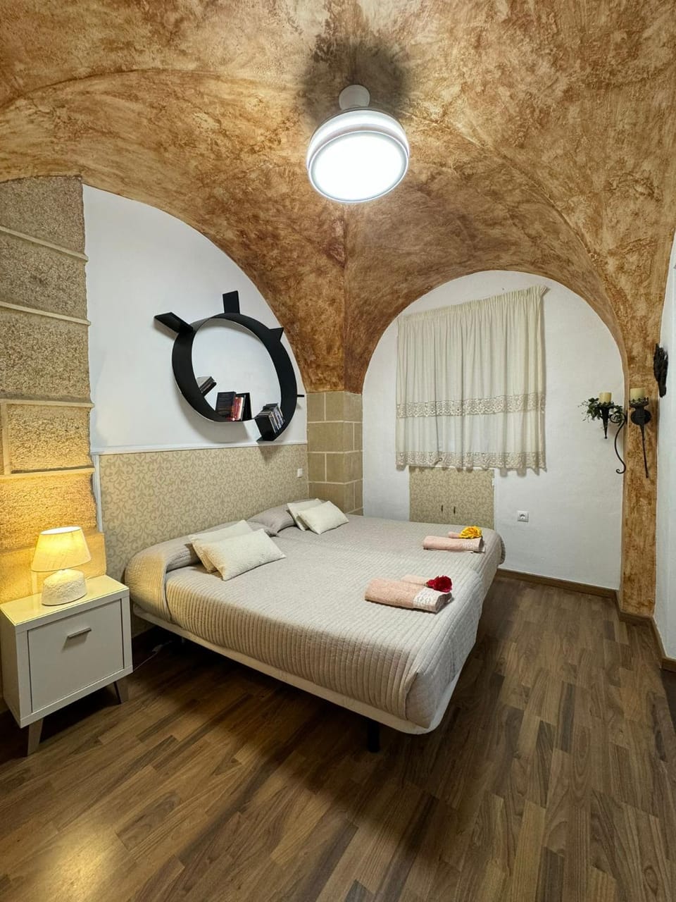 Bed, Photo of the whole room, Bedroom, towels