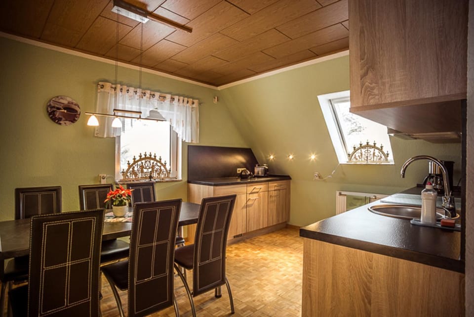 Kitchen or kitchenette, Dining area