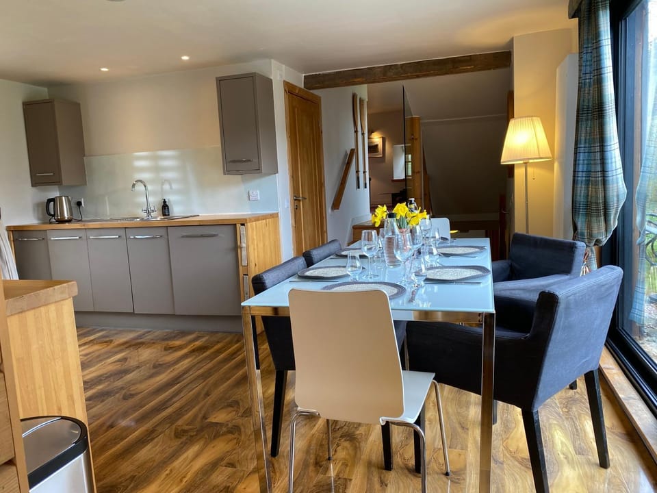 Kitchen or kitchenette, Seating area, Dining area