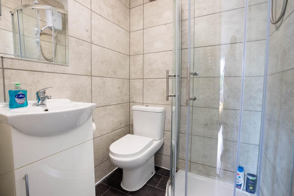 No 02 Studio Flat Available near Aylesbury Town Station Apartment in Aylesbury