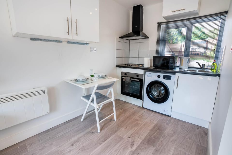 No 02 Studio Flat Available near Aylesbury Town Station Apartment in Aylesbury