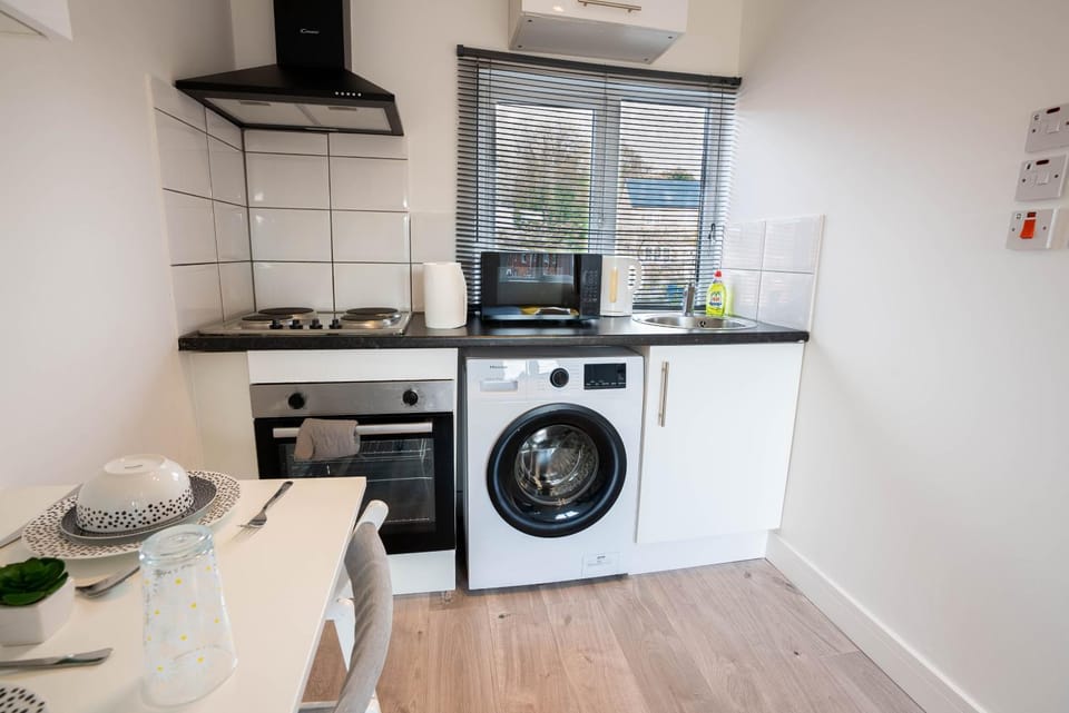 No 02 Studio Flat Available near Aylesbury Town Station Apartment in Aylesbury