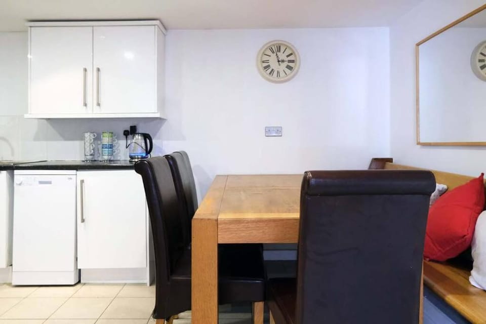 Kitchen or kitchenette, Seating area, Dining area