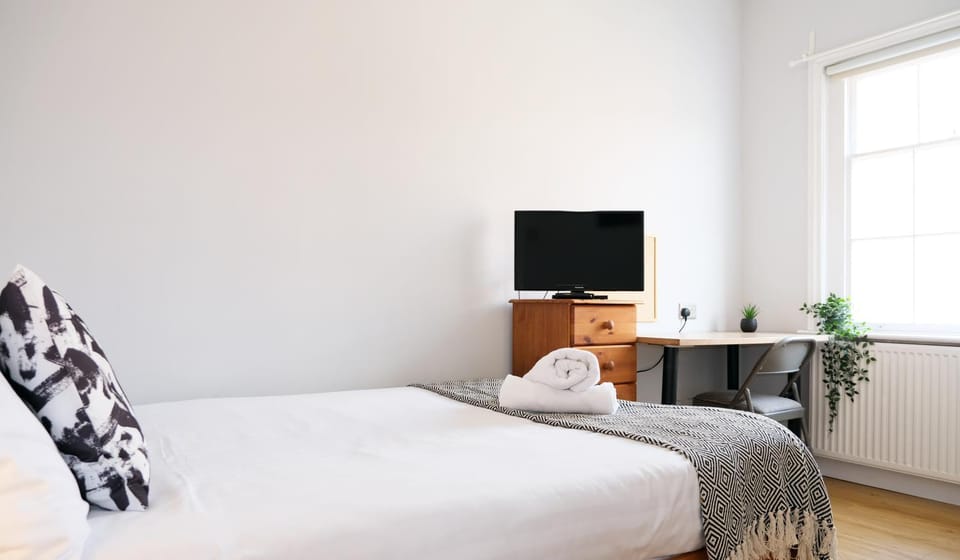 Bed, Photo of the whole room, Bedroom