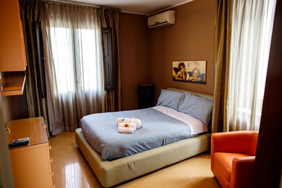Bed, Photo of the whole room, Bedroom, air conditioner
