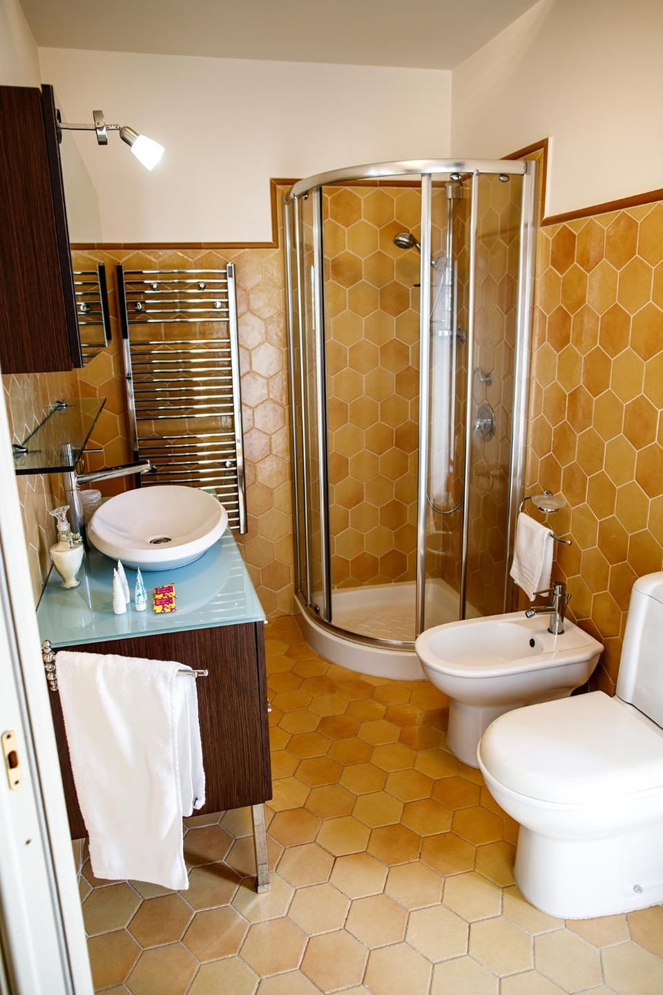Shower, Toilet, Bathroom, bidet, towels