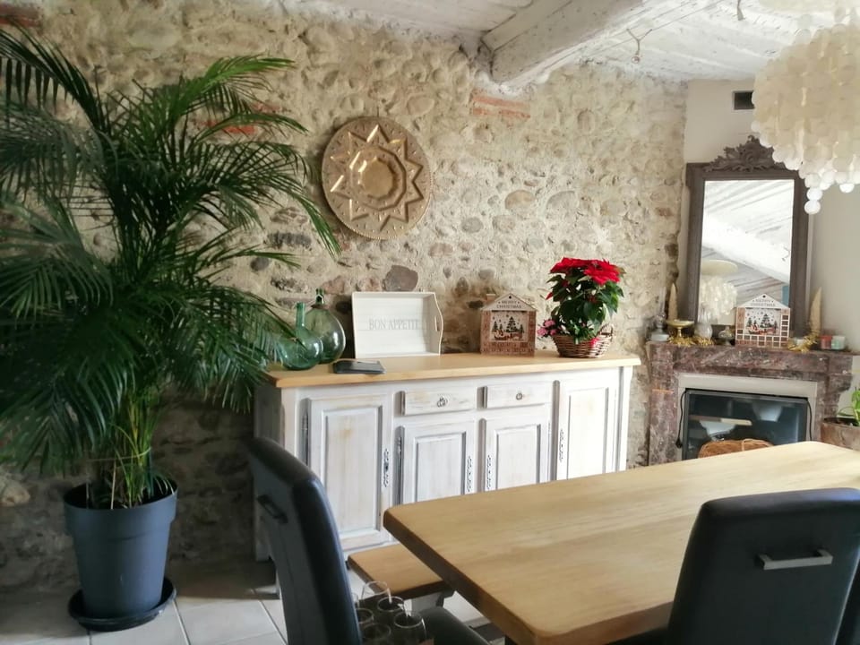 BELLE MAISON DE CARACTERE Dans VILLAGE et sa PISCINE Privée 7 PERS- 3 Chambres - 12 Rue Emile Zola House in Catalonia