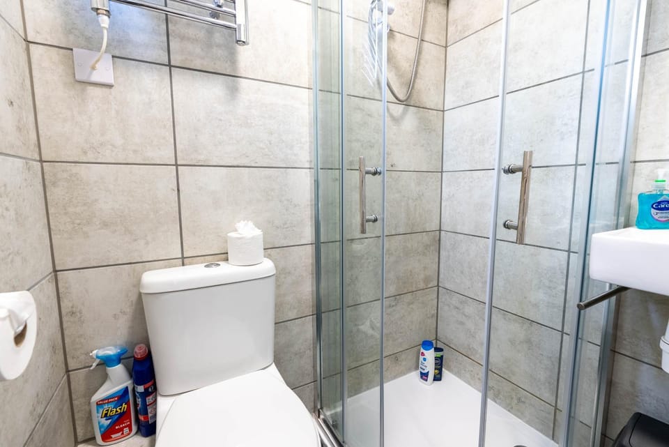 Flat 04 Studio flat close to Aylesbury town and Station Free Parking Apartment in Aylesbury