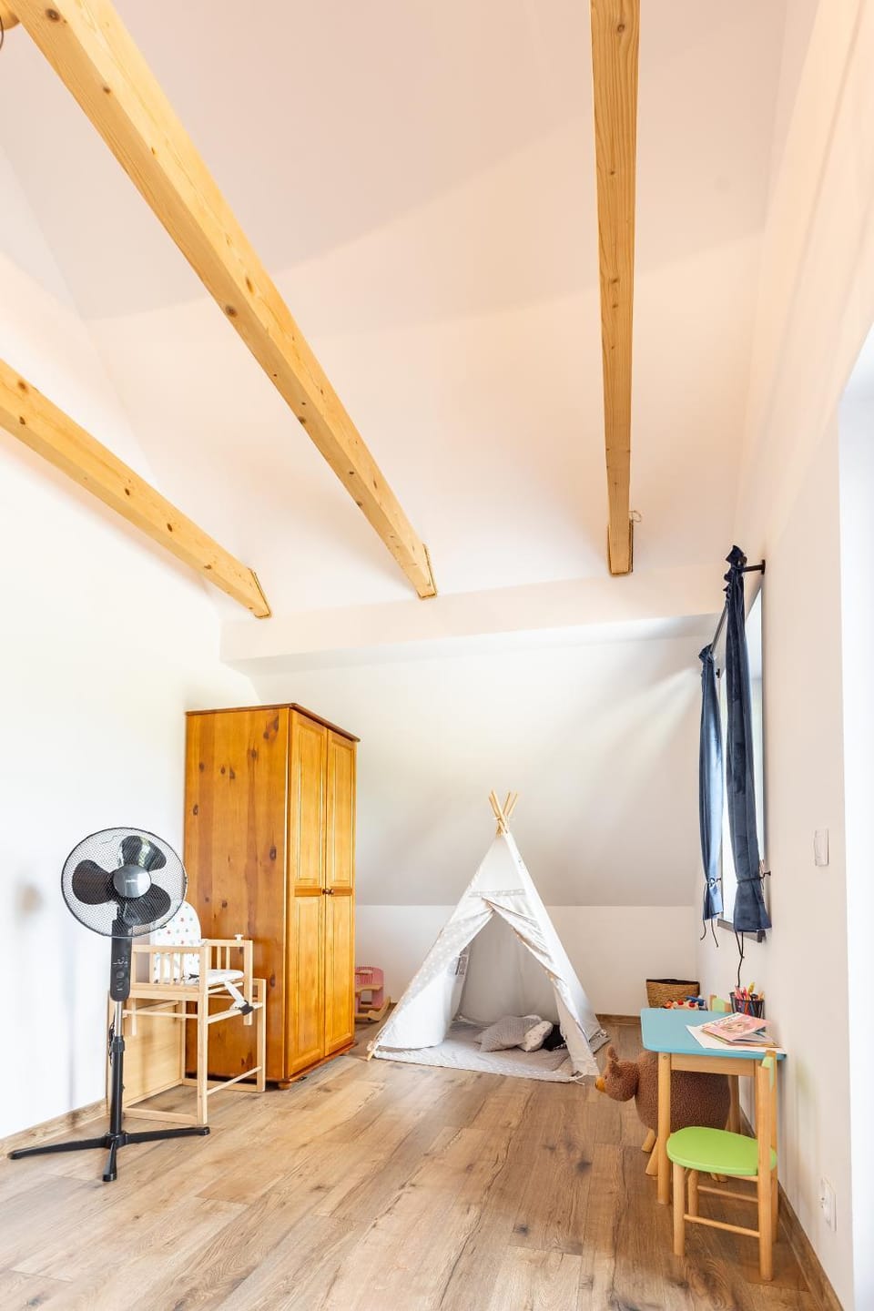 Bed, Seating area, Bedroom, wardrobe