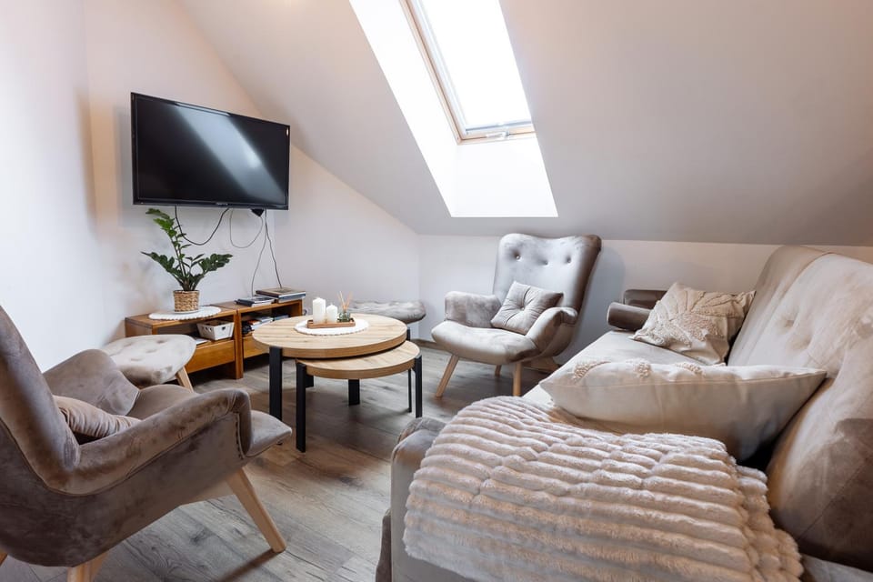 Communal lounge/ TV room, TV and multimedia, Living room, Seating area, Evening entertainment