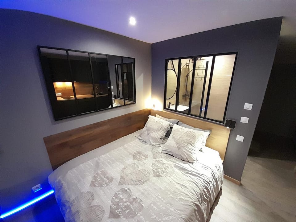 Bed, TV and multimedia, Photo of the whole room, Bedroom