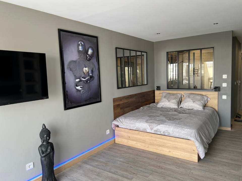 Bed, TV and multimedia, Photo of the whole room