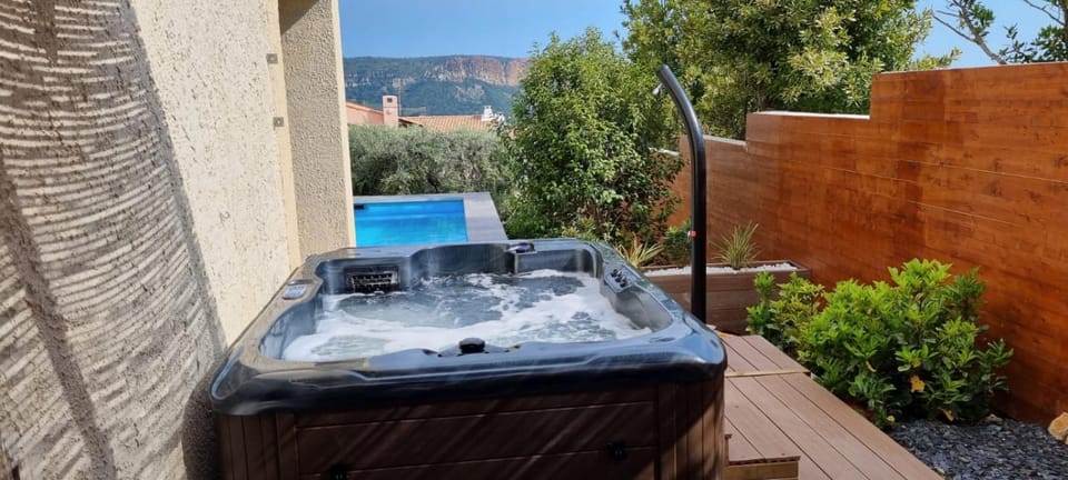 Natural landscape, Hot Tub, Spa and wellness centre/facilities, Pool view