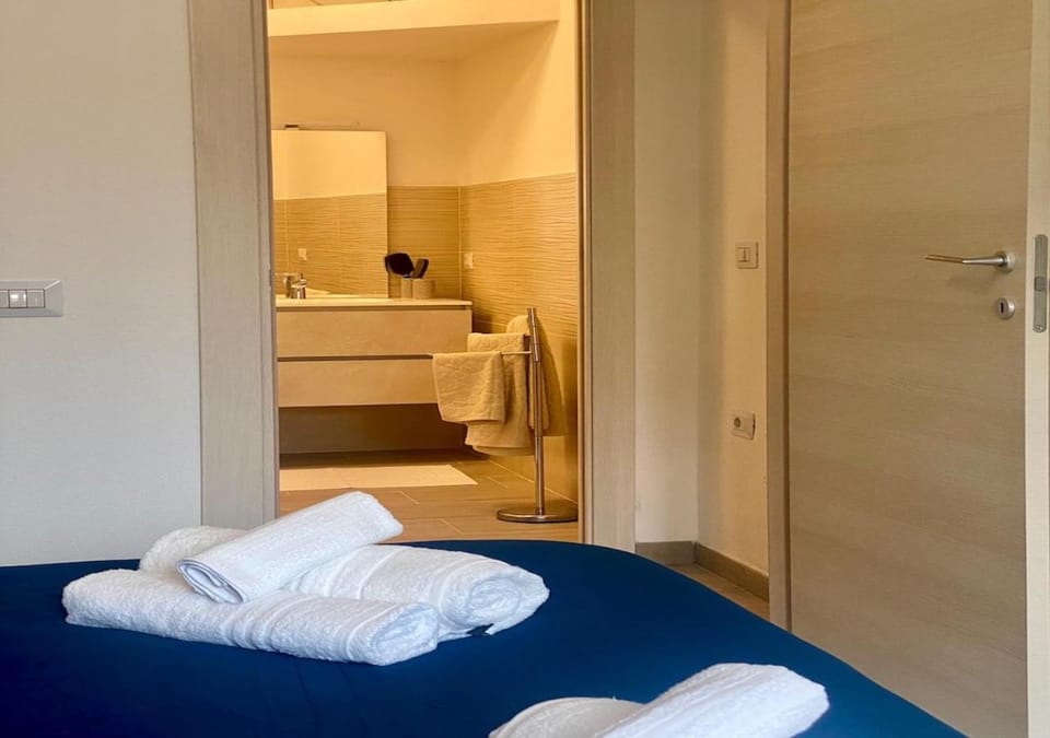 Photo of the whole room, towels