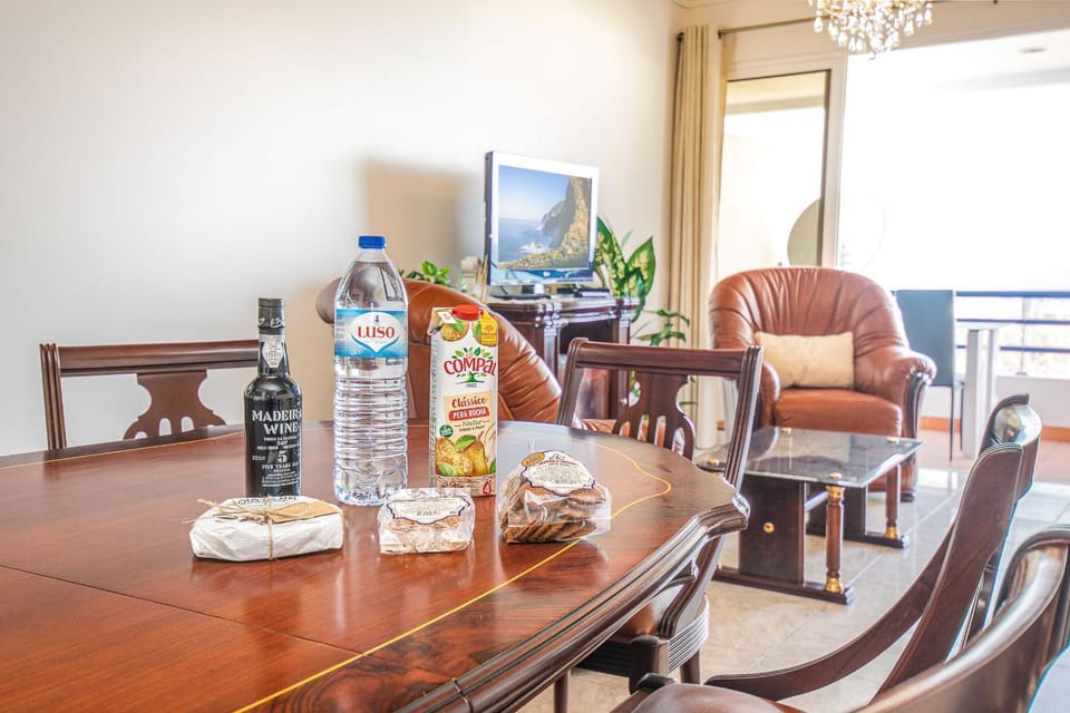 Living room, Dining area, Drinks