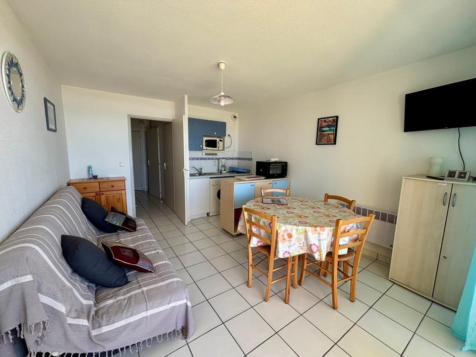 Kitchen or kitchenette, Living room, Dining area