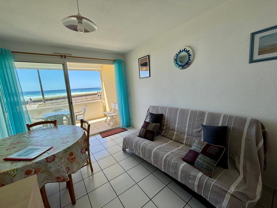 Living room, Dining area, Sea view