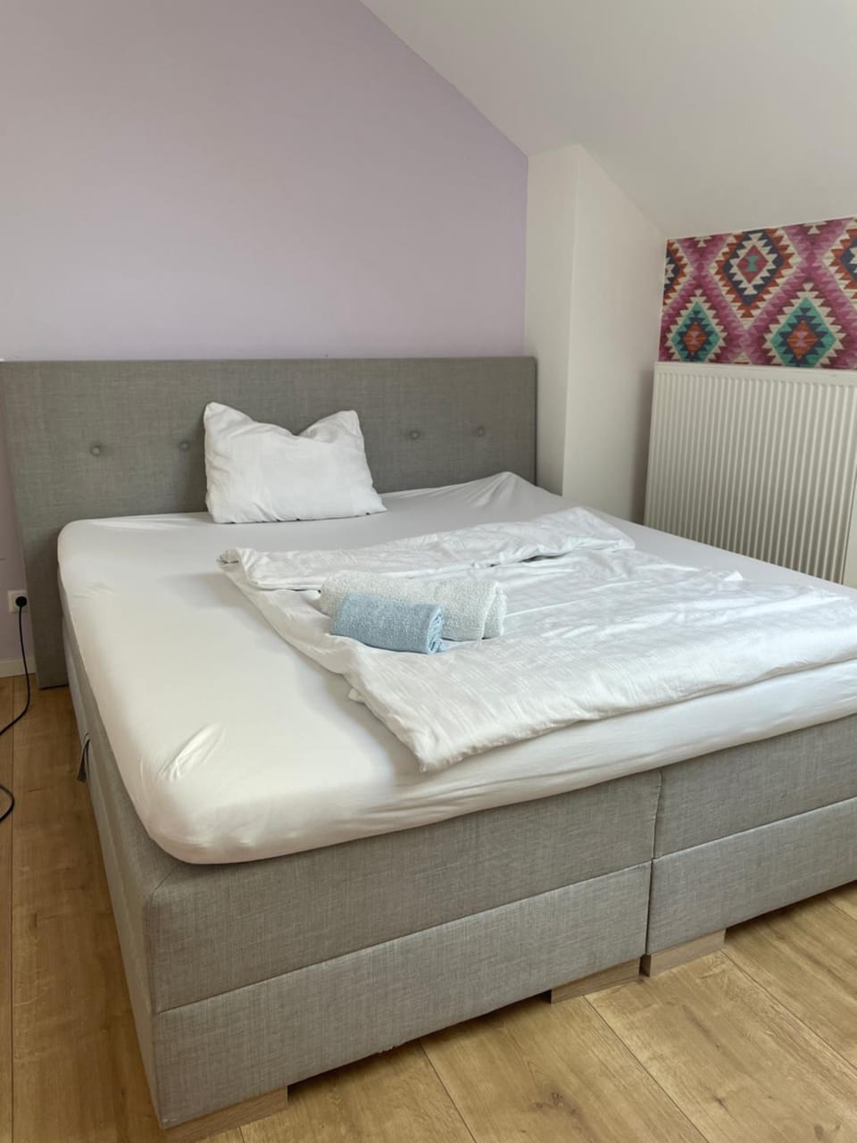 welcome home, best price , fast wlan, Netflix, washing, drying, big tv, space, free parking, 4big rooms 100m2, nice smoking place outside come on, try out and visit us Apartment in Oberhausen