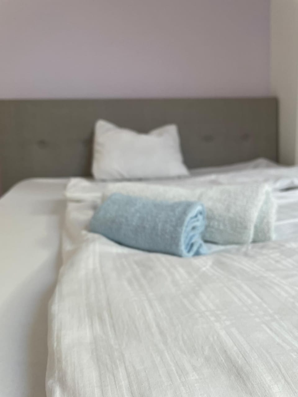 welcome home, best price , fast wlan, Netflix, washing, drying, big tv, space, free parking, 4big rooms 100m2, nice smoking place outside come on, try out and visit us Apartment in Oberhausen