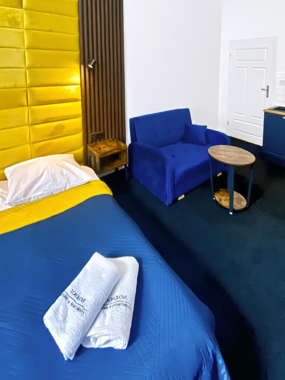 Bed, Photo of the whole room, Seating area, Bedroom