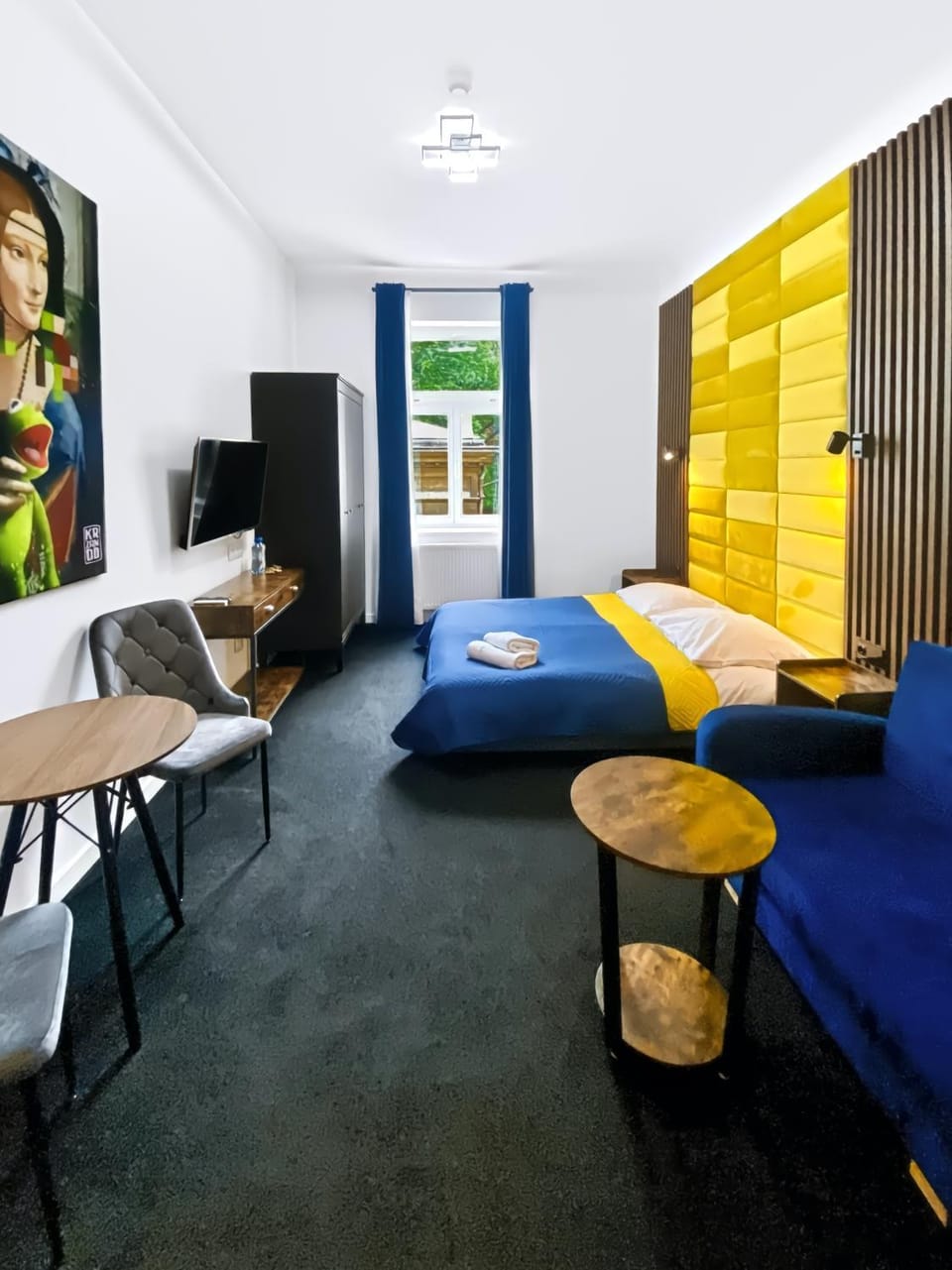 Bed, TV and multimedia, Living room, Photo of the whole room, Seating area, Bedroom