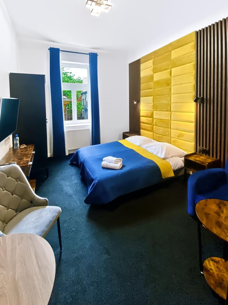 Bed, TV and multimedia, Photo of the whole room, Seating area, Bedroom