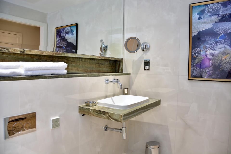 Bathroom, towels, Internal: Not applicable to any particular room