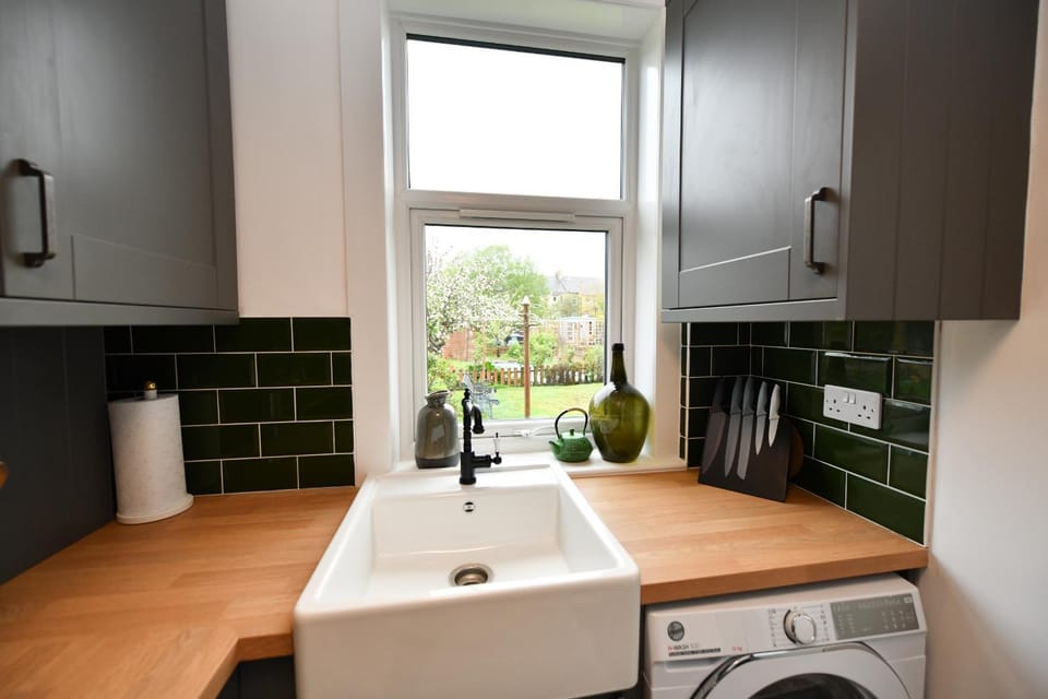 Kitchen or kitchenette, washing machine