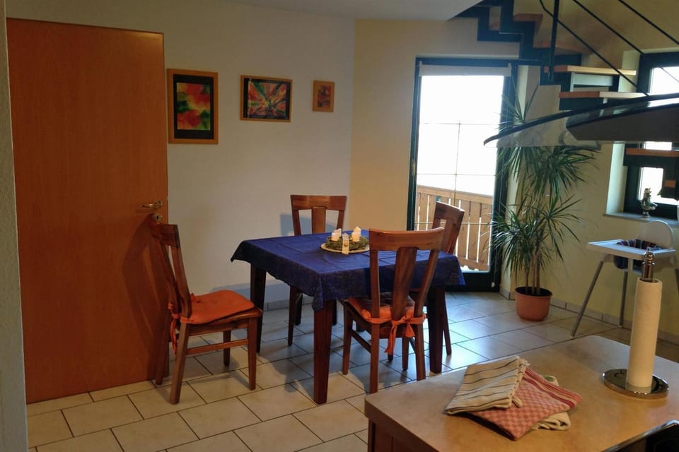 Kitchen or kitchenette, Seating area, Dining area